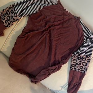 Form fitting maternity top